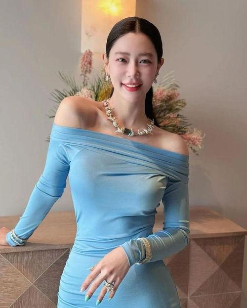 韩国克拉拉身材,曲线动人，时尚风采尽显